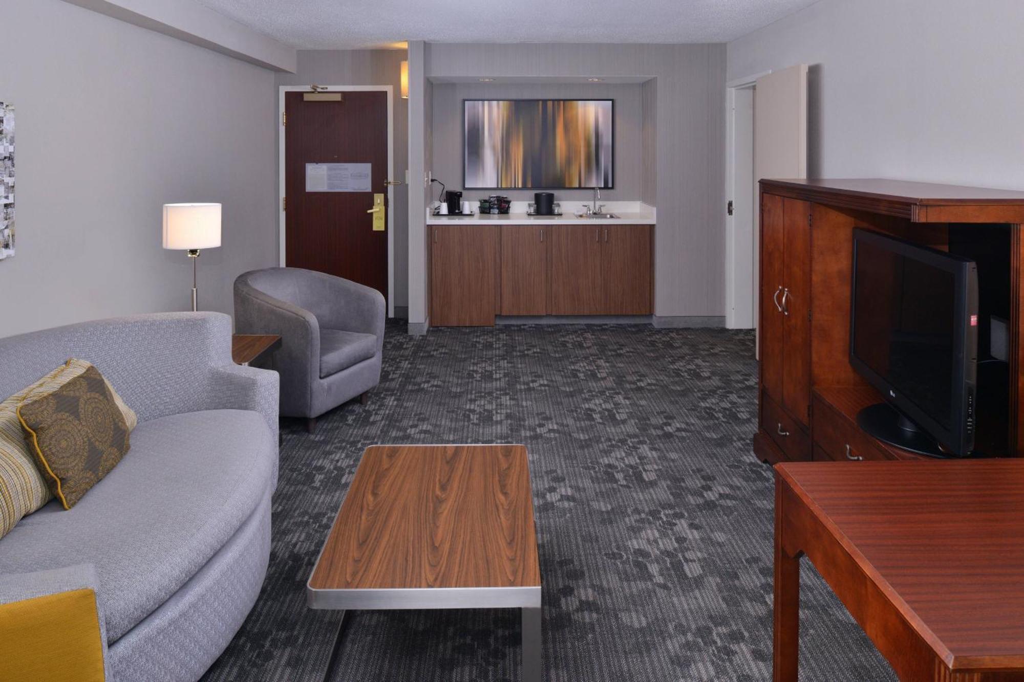 Courtyard By Marriott Decatur Hotel Exterior photo