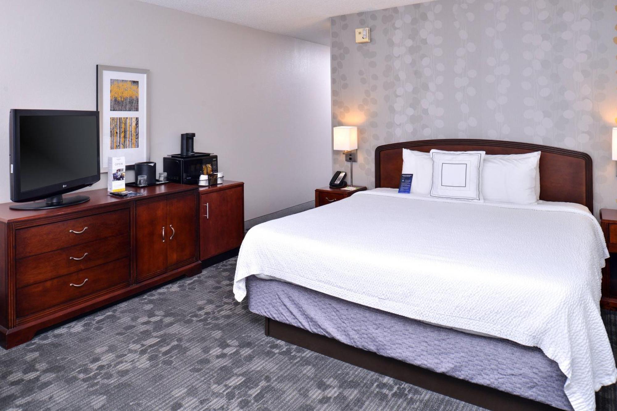 Courtyard By Marriott Decatur Hotel Exterior photo