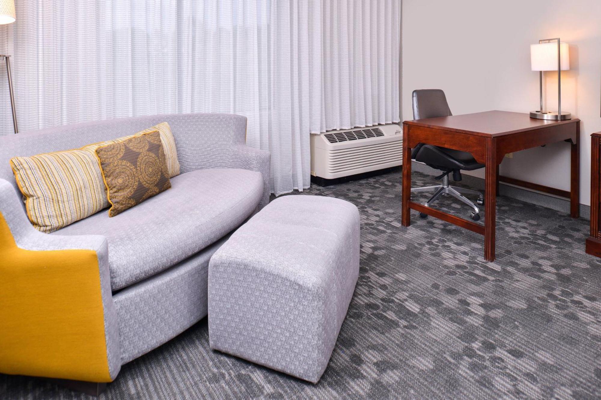 Courtyard By Marriott Decatur Hotel Exterior photo